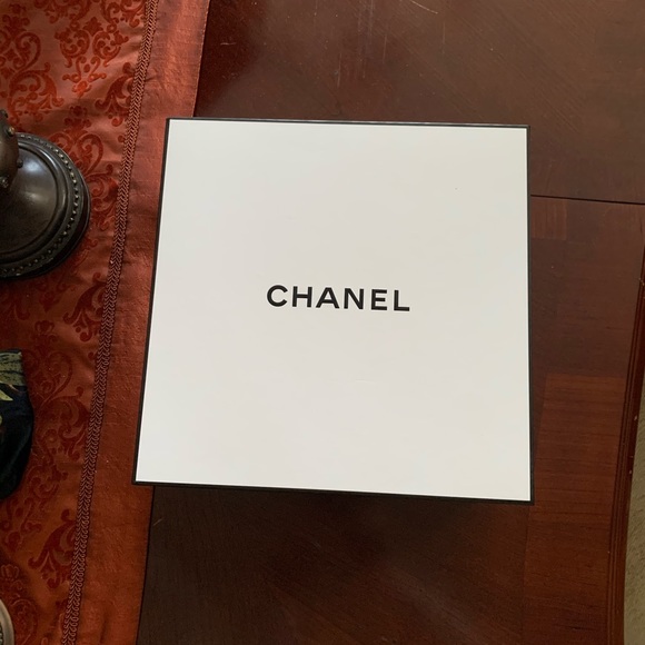 - Large Chanel box - Picture 2 of 7